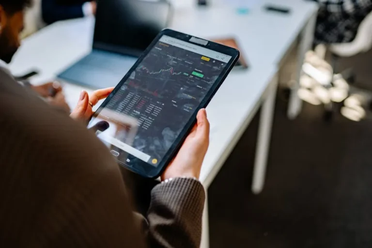 How to compare voomixi.com with similar tech websites and apps