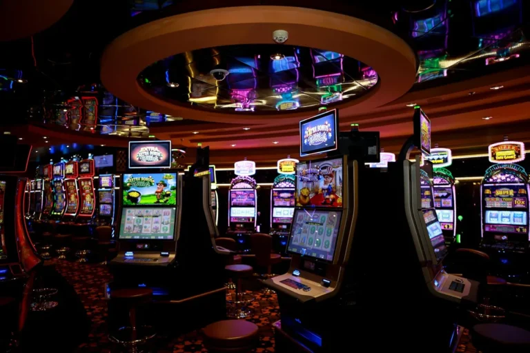 How Slot Machines Actually Work (Explained Like I'd Explain to a Friend)